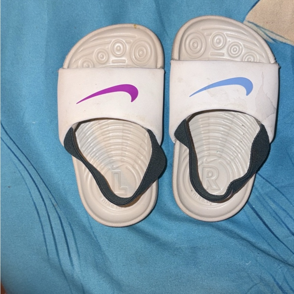 Nike Kids' White Slide Sandals with Gradient Swoosh size4c💜💙🤍